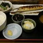 焼魚食堂 魚角 - さんま一尾定食と鯵の刺身オプション＝９００円