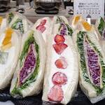 オアシス - 野菜ロールサンド、季節のフルーツサンド