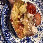 エーグルドゥース - 半分にカット。クリームがとろとろすぎてカット難しく…。汚い絵面でごめんなさい