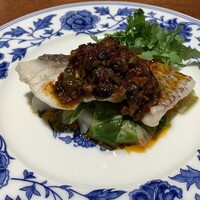老四川 飄香小院 - 本日の鮮魚（真鯛）の蒸し物発酵唐辛子とトウチ、蕗の薹のソース
