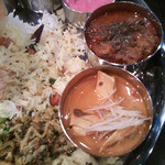 Spice&Dining KALA - 上の皿・骨付きﾏﾄﾝのｼﾞﾝｼﾞｬｰｶﾚｰ
      下の皿・ヒラスのモイリー