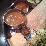 Spice&Dining KALA - 小さなﾀｰﾘｰ 手前から冬瓜と茄子のｻﾝﾊﾞﾙ。次がﾗｯｻﾑ（ﾄﾏﾄとﾆﾝﾆｸの胡椒ｽｰﾌﾟ）