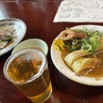 赤垣屋 - おでんの大根とロールキャベツ、右は万願寺とうがらし