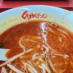 くるまやラーメン - 食べ進めると、どんぶりから「くるまやラーメン」のロゴ