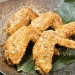 Ikishime Sengyo To Sumibiyaki Tori Ishouen - 「炭火焼ダイニング伊勝苑」では、「鶏」にこだわりあり！ハーブで育てられ、臭みの無い新潟県産地鶏の【越の鶏】。メニューの中でも手羽唐揚げ看板でメニューで、ぜひとも味わって頂きたい逸品！