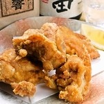 Ikishime Sengyo To Sumibiyaki Tori Ishouen - 居酒屋メニューの定番「鶏の唐揚げ」にももちろんこだわりが！！ジューシーで臭みの無い越の鶏から作られた鶏の唐揚げは、レモンをかけてサッパリと頂けちゃいます♪