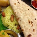 インド家庭料理の店　ニーラジュ - ピーナッツライスとチャパティ