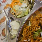 インドレストラン イートエンジョイ - シンプルなライタとサラダ