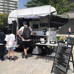CAFE STAND - 昔、住んでいたところの近くにニューオープンしたグルメバーガー店からキッチンカーが来てますね。
