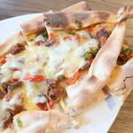 HAUS BAR RESTAURANT - Kuşbaşılı Kaşarlı Pide（クシュバシュル・カシャル・ピデ）「牛肉のミニサイコロステーキ、チーズと野菜のピザ」