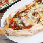 HAUS BAR RESTAURANT - Kuşbaşılı Kaşarlı Pide（クシュバシュル・カシャル・ピデ）「牛肉のミニサイコロステーキ、チーズと野菜のピザ」