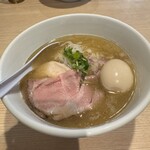 中華そば くらむ - 貝と焼きあごの中華そば塩950円　味玉150円