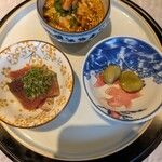 中国意境菜 白燕 - 前菜3種、左から鰹切身ラオジャンソース和え、よだれ鶏、紹興酒漬空豆