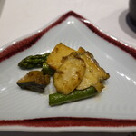 八志希 - 素敵な香り、鮑とアスパラのソテー、肝を少ししづつ載せて食べる。鮑は火を通した方が柔らかくて美味しい。