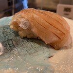 本格江戸前鮨ザギンでシースー - かんぱち　ゆずを挟んでます