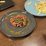 イタリア酒場and - 牛肉のユッケ、人数分。横に、トリュフ味のフライドポテト、すぐに消える。