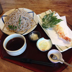 そば処 明日葉 - 大きな海老と明日葉の天ぷらが美味しかったです！もちろん、お蕎麦は10割なのにツルツルと美味しくいただきました^ ^