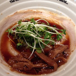 クロフネ。800円。醤油の効いた醤油ラーメン。
          醤油の酸味、甘みなど活かした醤油らしさ