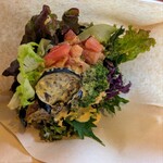 Kuumba du Falafel - 揚げナスのフワフワ感、トマトの赤、紫キャベツの鮮やか…お花のよう！