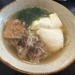 よしもと食堂 - 定番よしもとそばのトッピングは肉、アーサ、ゆし豆腐