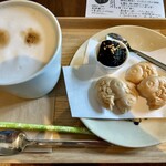 IRUAERU - カフェラテ ¥500 + 胡麻あんモナカ ¥400