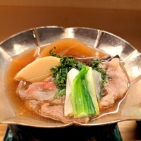 赤坂 菊乃井 - ⚫強肴
                    「牛肉花山椒鍋  うるい  筍  蕨  玉葱  黄身だれ」