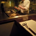 まある - カウンター横の鉄板