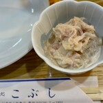 こぶし - お通し カニカマ厚揚げサラダ。