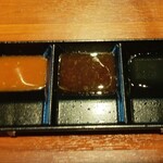 ぐりぐり家 - 仕切り皿にタレを入れました「味噌ダレ」「醤油ダレ」「レモン」 (2025.05.06)