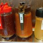 ぐりぐり家 - 卓上に「醤油ダレ」「味噌だれ」「レモン」があります (2025.05.06)