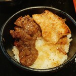ぐりぐり家 - 焼肉丼を食べている途中 (2025.05.06)