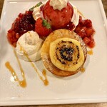 ノンカフェ - いちごと塩ブリュレのパンケーキ　アイスもいちごです　ヨーグルトクリーム美味しい