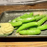 魚～ずまん - お通しのスナップえんどう。これ３種類から選べるのですが、もうこれが一品で頼んでいいくらい美味しくて感激！