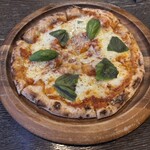 ボン・ファム - トマトとバジルのピザ