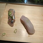 まぐろ人 御徒町出張所 - 左鯵、右 松皮カレイ