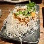 魚～ずまん - 刺もりのつまをサラダに。玉ねぎドレッシングと思われますが最高にあう！これ無料っ？て言いたくなるくらいありがたく、その辺の大根サラダより全然美味しかった！