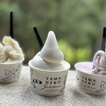 YAMANEKO Gerateria - 真ん中がソフトクリーム。左がダブル、右がシングルのジェラート
