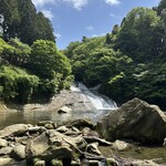 YAMANEKO Gerateria - お店横から粟又の滝へ降りていきます。