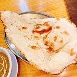SPICY CURRY KUSUKUSU - ナン。トレーから、はみ出してる