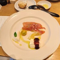 Cucina del NABUCCO - 前菜　モッツァレラは塩なしでも味わい深い。かけると一層美味しい。リコッタは、デザートのような感覚。