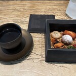 レヴォ - 黒文字のお茶、お茶菓子