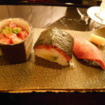 京洛肉料理 いっしん - 寿司の盛り合わせ
      牛タン塩漬け握り、肉と柴漬け巻き、トロ肉漬けのミニミニ丼