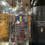 ROGA - 鍛高譚のジン気になります。（両隣りをワタシの好きなお酒で挟まれてますな　笑）