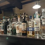 ROGA - 中は素敵なバーになっております。右から3番目は北海道大学が作ってるクラフトジン。場所柄北大との繋がりも濃厚なようです。