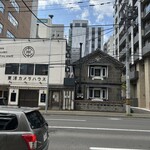 ROGA - 翌朝正面から。右の蔵一階がバーになっております。2階で宴会も可能だそう♪