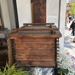 酒饅頭本舗つるや - 店前も春のお花が沢山。