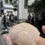 酒饅頭本舗つるや - 私はサクラ色・酒饅をセレクト。