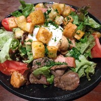 砂肝・ベーコン・半熟玉子のリヨン風サラダ