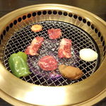 YAKINIKU竜ヶ丘 - 焼き風景