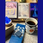 おうちカフェです♪頂きもののチョコと一緒に味わいました。苦味酸味のバランスが良くマイルドで飲みやすいでした〜！次回もタックブレンドコーヒー豆買いに行きます！